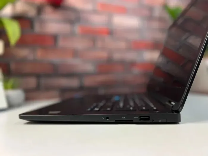 Ультрабук Dell Latitude E7470 / 14" (1920x1080) IPS / Intel Core i5-6300U (2 (4) ядра по 2.4 - 3.0 GHz) / 8 GB DDR4 / 256 GB SSD M.2 / Intel HD Graphics 520 / WebCam / Win 10 Pro б/в - зображення 4