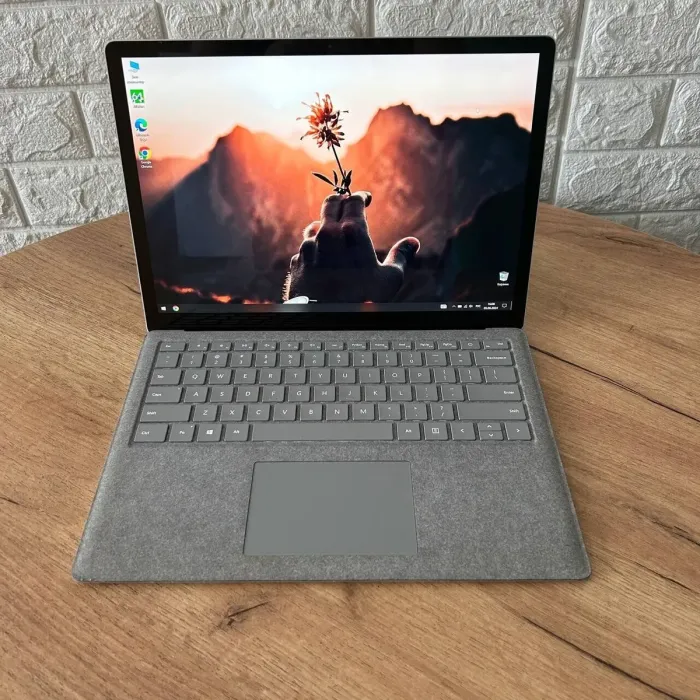 Ультрабук Б-клас Microsoft Surface Laptop / 13.5" (2256x1504) IPS / Intel Core i5-7200U (2 (4) ядра по 2.5 - 3.1 GHz) / 4 GB DDR4 / 256 GB SSD / Intel HD Graphics 620 / WebCam б/в - зображення 2