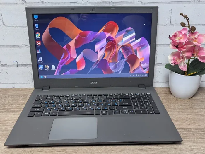 Ноутбук Б-клас Acer Aspire E5-573 / 15.6" (1366x768) TN / Intel Core i3-5005U (2 (4) ядра по 2.0 GHz) / 8 GB DDR3 / 128 GB SSD / Intel HD Graphics 5500 / WebCam / DVD-ROM б/в - зображення 2