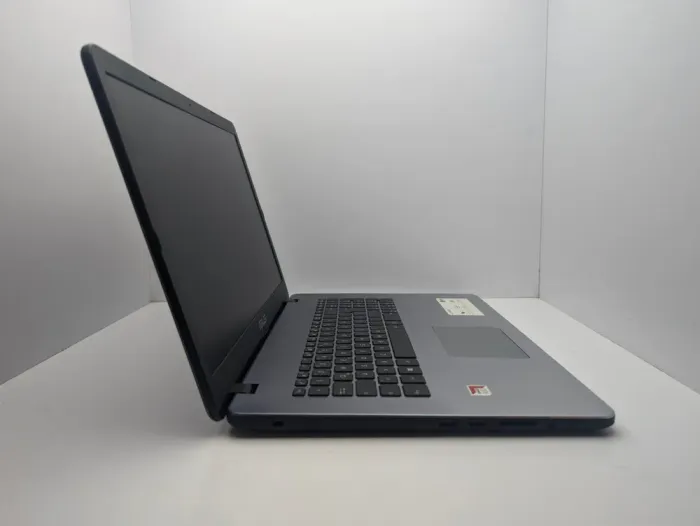 Ноутбук Asus VivoBook F705Q / 17.3" (1600x900) TN / AMD A10-9620P (4 ядра по 2.5 - 3.4 GHz) / 8 GB DDR3 / 240 GB SSD / AMD Radeon R5 Graphics / WebCam б/в - зображення 5