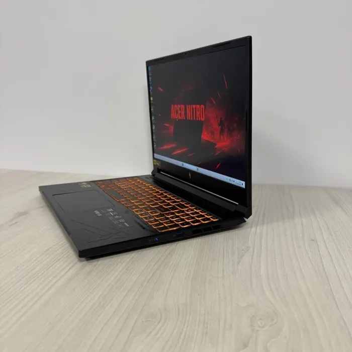 Ігровий ноутбук Acer Nitro V16 ANV16-41-R514 / 16" (1920x1200) IPS / AMD Ryzen 7 8845HS (8 (16) ядер по 3.8 - 5.1 GHz) / 16 GB DDR5 / 1000 GB SSD NVMe / nVidia GeForce RTX 4060, 8 GB GDDR6, 128-bit / WebCam б/в - зображення 5
