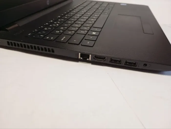 Ноутбук Б-клас HP 15-ra047ur / 15.6" (1366x768) TN / Intel Celeron N3060 (2 ядра по 1.6 - 2.48 GHz) / 8 GB DDR3 / 256 GB SSD / Intel HD Graphics / WebCam / АКБ не держит б/в - зображення 4
