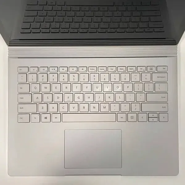 Ноутбук-трансформер Microsoft Surface Book / 13.5 (3000x2000) IPS Touch / Intel Core i5-6300U (2 (4) ядра по 2.4 - 3.0 GHz) / 8 GB DDR3 / 512 GB SSD / Intel HD Graphics 520 / WebCam б/в - зображення 3