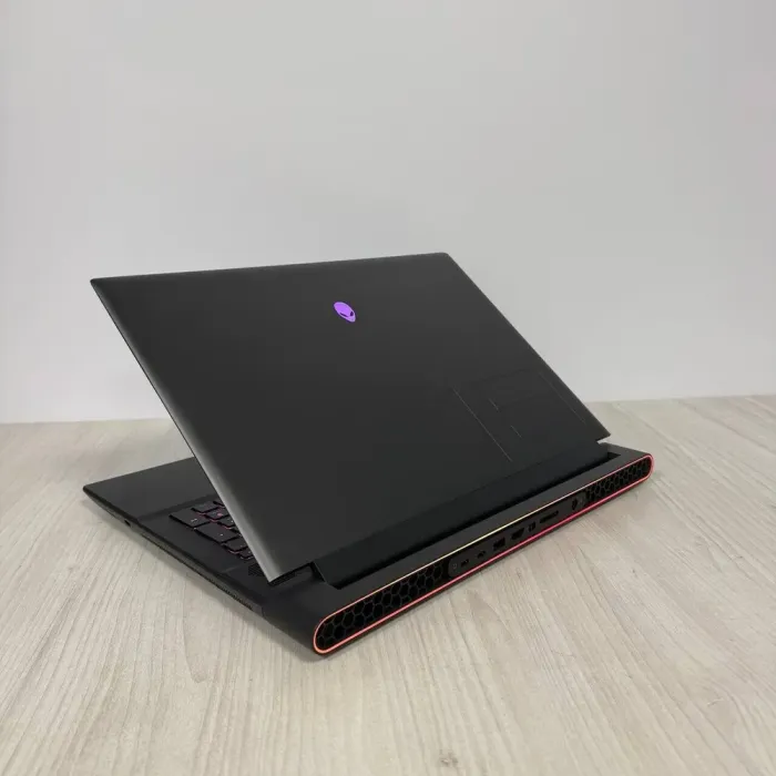Ігровий ноутбук Dell Alienware m18 R1 / 18" (2560x1600) IPS / Intel Core i9-13900HX (24 (32) ядра по 2,2 - 5,4 ГГц) / 32 ГБ DDR5 / 1000 ГБ SSD NVMe / nVidia GeForce RTX 4080, 12 ГБ GDDR6, 192-біт / WebCam б/в - зображення 6