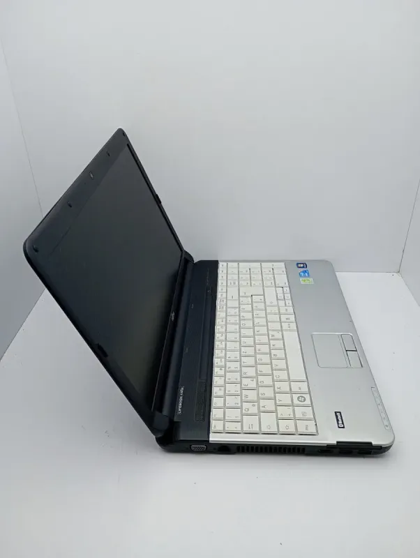 Ноутбук Asus K72 / 17.3" (1600x900) TN / Intel Core i5-450M (2 (4) ядра по 2.4 - 2.66 GHz) / 6 GB DDR3 / 120 GB SSD / Intel HD Graphics / WebCam б/в - зображення 3