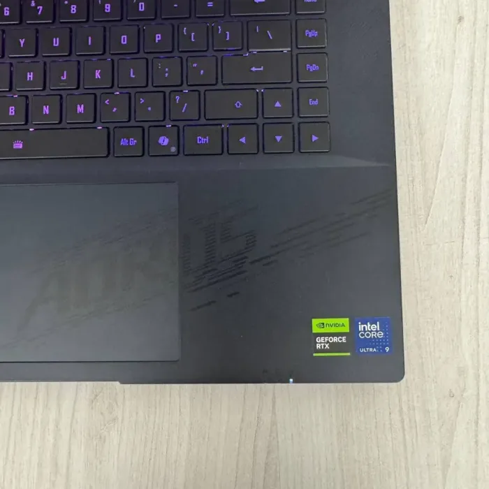 Ігровий ноутбук Б-клас Gigabyte Aorus Master 16 BZH / 16" (2560x1600) IPS / Intel Core Ultra 9 275HX (24 ядра по 2.1 - 5.4 GHz) / 32 GB DDR5 / 2000 GB SSD NVMe / nVidia GeForce RTX 5090, 24 GB GDDR7, 256-bit / WebCam б/в - зображення 7