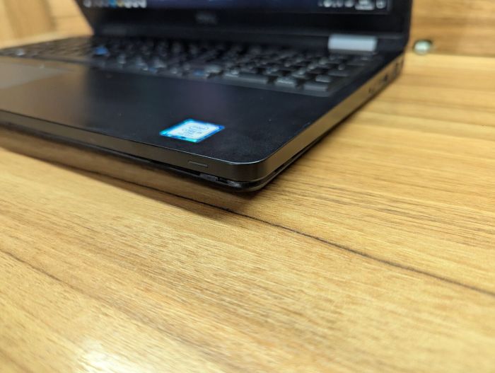 Ноутбук Б-клас Dell Latitude 5580 / 15.6" (1920x1080) IPS / Intel Core i5-7300U (2 (4) ядра по 2.6 - 3.5 GHz) / 8 GB DDR4 / 240 GB SSD / Intel HD Graphics 620 / WebCam / HDMI / Windows 10 б/в - зображення 3