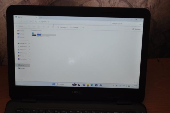 Ноутбук Б-клас Dell Latitude 3310 / 13,3" (1920x1080) TN / Intel Core i3-8145U (2 (4) ядра по 2,1 - 3,9 ГГц) / 8 ГБ DDR4 / 240 ГБ SSD M.2 / Intel UHD Graphics / WebCam / Windows 11 Pro Education б/в - зображення 4