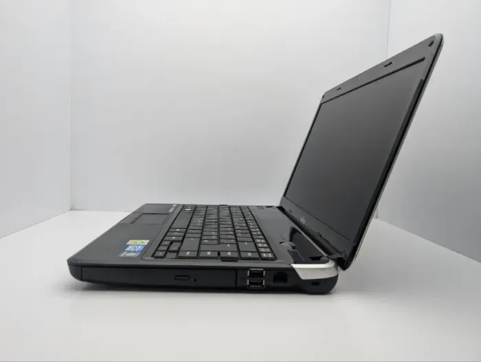 Ноутбук Fujitsu LifeBook AH531 / 15.6" (1366x768) TN / Intel Core i5-2430M (2 (4) ядра по 2.4 - 3.0 GHz) / 6 GB DDR3 / 240 GB HDD / Intel HD Graphics 3000 / WebCam б/в - зображення 6