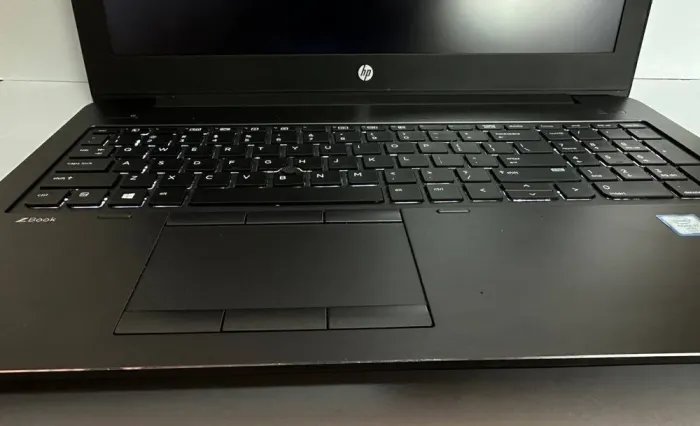 Ноутбук HP ZBook 15 G3 / 15.6" (1920x1080) TN / Intel Core i7-6820HQ (4 (8) ядра по 2.7 - 3.6 GHz) / 16 GB DDR4 / 256 GB SSD / Intel HD Graphics 530 / Windows 10 Pro б/в - зображення 6