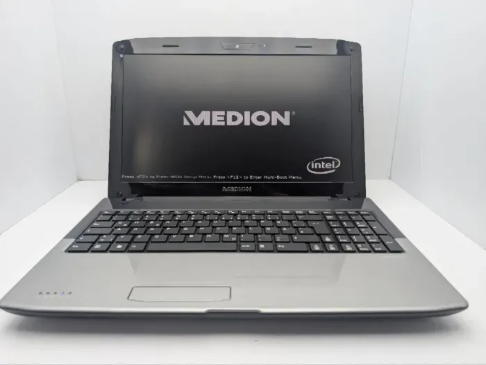 Ноутбук Medion Akoya P6812 / 15.6" (1366x768) TN / Intel Core i3-2330M (2 (4) ядра по 2.2 GHz) / 6 GB DDR3 / 500 GB HDD / nVidia GeForce GT 555M, 1 GB GDDR3, 128-bit / WebCam / DVD-ROM б/в - зображення 3