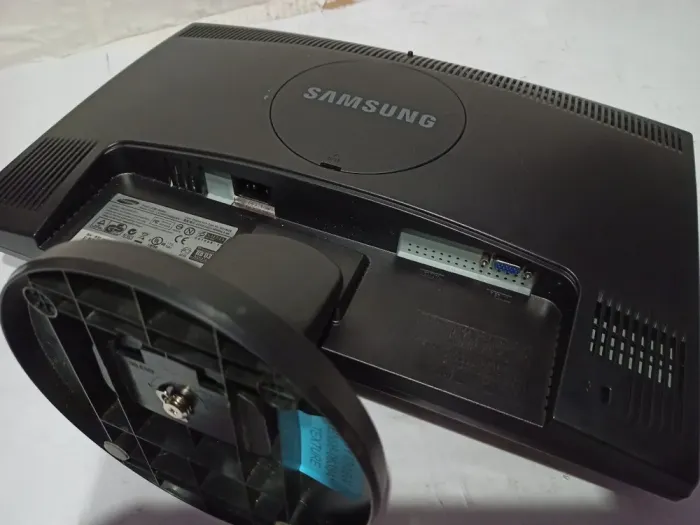 Комплект ПК: Fujitsu Esprimo E500 E85+ SFF/Intel Core i3-2100 (2(4) ядра по 3.1 GHz)/8 GB DDR3/250 GB HDD/Intel HD Graphics 2000/DVD-ROM+ Монітор 19" (1366x768) TN /1x VGA/VESA 75x75 б/в - зображення 6