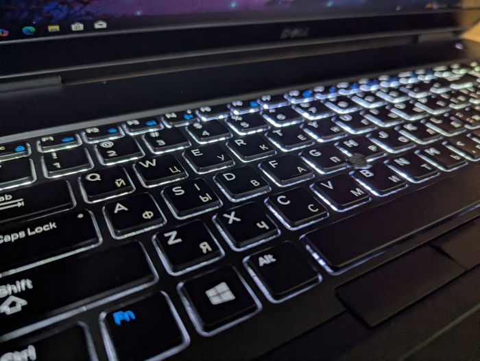 Мобільна робоча станція Dell Precision 7730 / 17,3" (1920x1080) IPS / Intel Core i7-8850H (6 (12) ядра по 2,6 - 4,3 ГГц) / 64 ГБ DDR4 / 500 ГБ SSD / nVidia Quadro P3200, 6 ГБ GDDR5, 192-біт / WebCam / HDMI / Windows 10 б/в - изображение 6