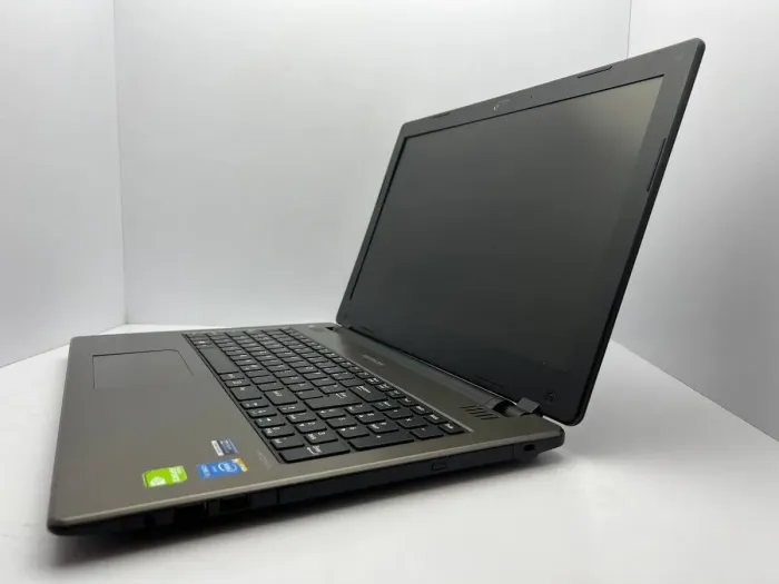 Ноутбук Medion Akoya P6647 / 15.6" (1366x768) TN / Intel Core i3-4100M (2 (4) ядра по 2.5 GHz) / 4 GB DDR3 / 500 GB HDD / nVidia GeForce 825M, 1 GB DDR3, 64-bit / WebCam / Батарея не тримає б/в - зображення 4