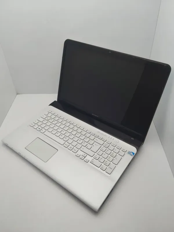 Ноутбук Sony VPC173 / 17.3" (1600x900) TN / Intel Core i3-2330M (2 (4) ядра по 2.2 GHz) / 6 GB DDR3 / 320 GB HDD / Intel HD Graphics 3000 / WebCam б/в - зображення 4