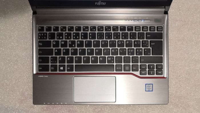 Ноутбук Fujitsu Lifebook E736 / 13.3" TN / Core i5-6300U (2(4) ядра по 2.4-3GHz) / 8GB DDR4 / 500GB HDD / HD Graphics 520 / WebCam б/в - зображення 4