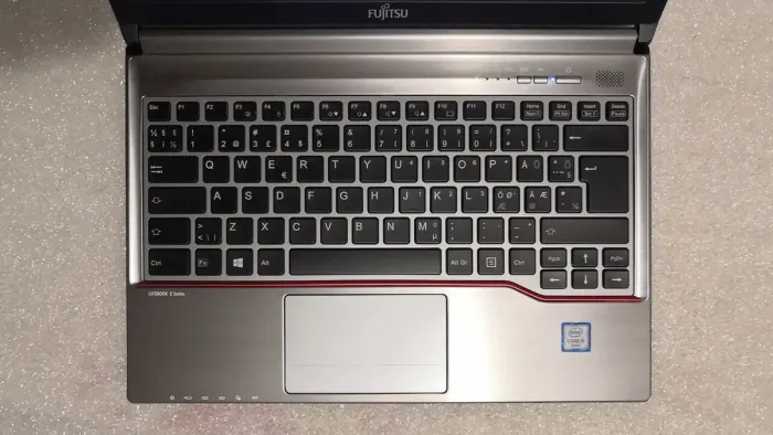 Ноутбук Fujitsu Lifebook E736 / 13.3" TN / Core i5-6300U (2(4) ядра по 2.4-3GHz) / 8GB DDR4 / 500GB HDD / HD Graphics 520 / WebCam б/в - зображення 3