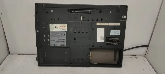 Ноутбук Toshiba Tecra A8 / 15.4" (1280x800) TN / Intel Core 2 Duo T5500 (2 ядра по 1.66 GHz) / 4 GB DDR2 / 160 GB HDD / Intel GMA 950 Graphics / Без АКБ б/в - зображення 7