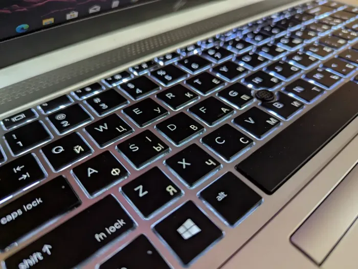 Ультрабук HP EliteBook 840 G5 / 14" (1920x1080) IPS / Intel Core i5-7200U (2 (4) ядра по 2.5 - 3.1 GHz) / 16 GB DDR4 / 480 GB SSD / Intel UHD Graphics 620 / WebCam / TouchID / Windows 10 б/в - зображення 6