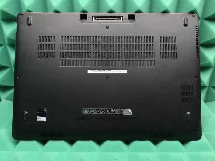 Ультрабук Б-клас Dell Latitude E7470 / 14" (1920x1080) IPS / Intel Core i5-6300U (2 (4) ядра по 2.4 - 3.0 GHz) / 8 GB DDR4 / 256 GB SSD / Intel HD Graphics 520 / WebCam / HDMI / miniDP / Windows 11 б/в - зображення 6