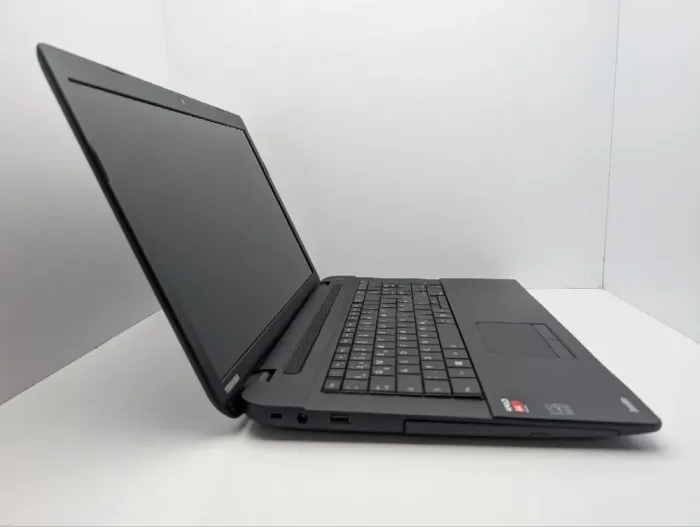Ноутбук Toshiba Satellite C70D-B / 17.3" (1600x900) TN / AMD A4-5000 (4 ядра по 1.5 GHz) / 8 GB DDR3 / 750 GB HDD / AMD Radeon HD 8330 Graphics / WebCam / DVD-ROM б/в - зображення 4