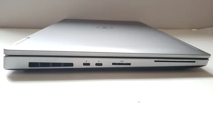 Мобільна робоча станція Dell Precision 7740 / 17.3" (3840x2160) IPS / Intel Core i7-9850H (6 (12) ядер по 2.6 - 4.6 GHz) / 32 GB DDR4 / 256 GB SSD + 1000 GB SSD / AMD Radeon Pro WX 7130, 8 GB GDDR5, 256-bit / WebCam / Win 11 Pro б/в - зображення 5