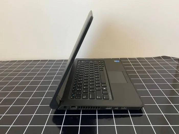 Ультрабук Б-клас Dell Latitude 3340 / 13.3" (1366x768) TN / Intel Core i3-4010U (2 (4) ядра по 1.7 GHz) / 4 GB DDR3 / 500 GB HDD / Intel HD Graphics 4400 / WebCam / HDMI / miniDP б/в - зображення 6