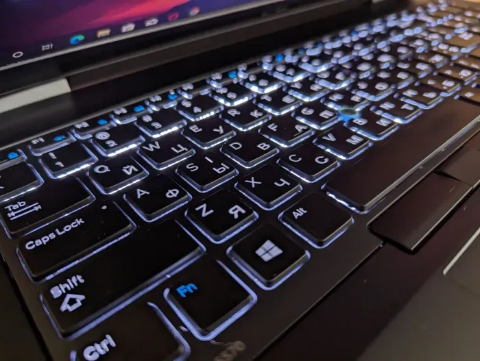 Ноутбук Dell Latitude E5570 / 15.6" (1920x1080) IPS / Intel Core i5-6300U (2 (4) ядра по 2.4 - 3.0 GHz) / 8 GB DDR4 / 256 GB SSD / Intel HD Graphics 520 / WebCam / Windows 10 б/в - зображення 6