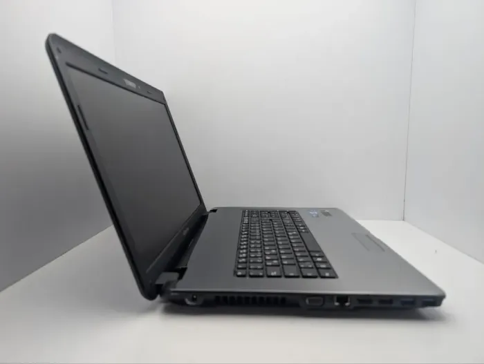 Ноутбук Medion Akoya P7624 / 17.3" (1600x900) TN / Intel Core i5-2450M (2 (4) ядра по 2.5 - 3.1 GHz) / 6 GB DDR3 / 1000 GB HDD / nVidia GeForce GT 630M, 1 GB GDDR3, 128-bit / WebCam / АКБ не тримає б/в - зображення 4
