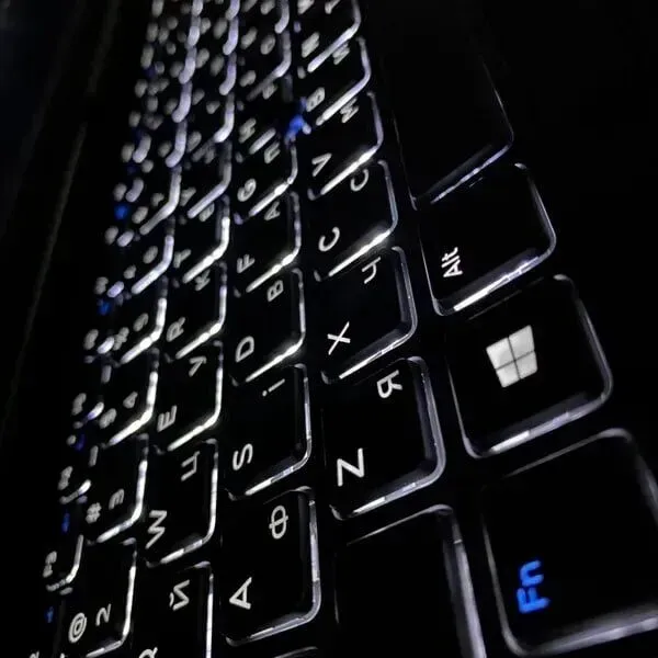 Мобільна робоча станція Dell Precision 7510 / 15.6" (1920x1080) IPS / Intel Core i7-6820HQ (4 (8) ядра по 2.7 - 3.6 GHz) / 16 GB DDR4 / 512 GB SSD / AMD Radeon R9 M375X, 2 GB, GDDR5, 128-bit / WebCam / TouchID б/в - зображення 6