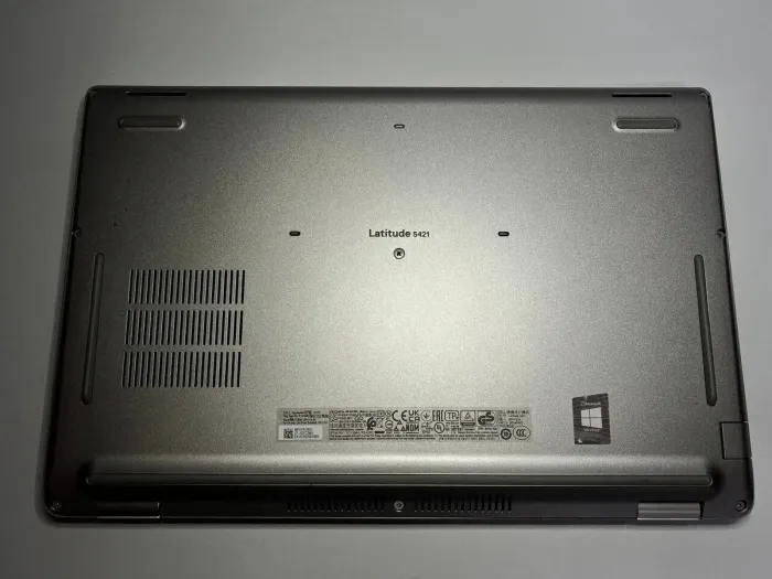 Ультрабук Dell Latitude 5421 / 14" (1366x768) TN / Intel Core i5-11500H (6 (12) ядер по 2.9 - 4.6 GHz) / 16 GB DDR4 / 256 GB SSD / Intel UHD Graphics / WebCam б/в - зображення 5