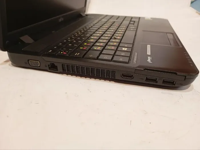 Ультрабук Б-клас Fujitsu Lifebook AH502 / 15.6" (1366x768) TN / Intel Pentium 2020M (2 ядра по 2.4 GHz) / 8 GB DDR3 / 128 GB SSD / Intel HD Graphics / WebCam / DVD-ROM / АКБ не тримає б/в - зображення 4