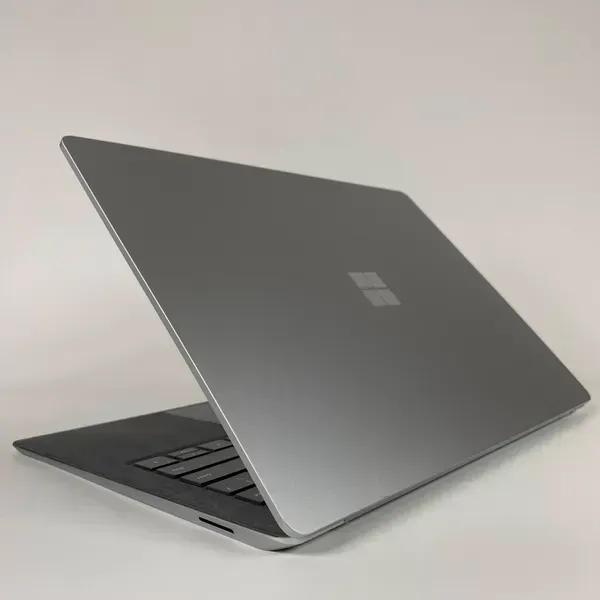 Ультрабук Microsoft Surface Laptop 4 / 13.5" (2256x1504) IPS Touch / AMD Ryzen 5 4680U (6 (12) ядер по 2.2 - 4.0 GHz) / 8 GB DDR4 / 256 GB SSD / AMD Radeon RX Vega 7 / WebCam / USB Type-C б/в - зображення 6