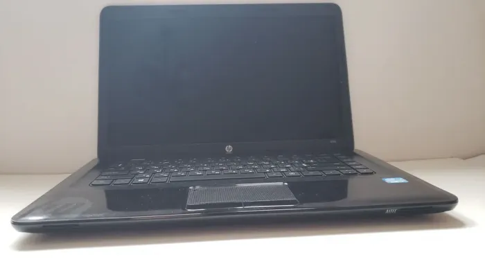 Ноутбук HP 2000 / 15.6" (1366x768) TN / Intel Core i3-3110M (2 (4) ядра по 2.4 GHz) / 8 GB DDR3 / 500 GB HDD / Intel HD Graphics 4000 / WebCam б/в - зображення 2