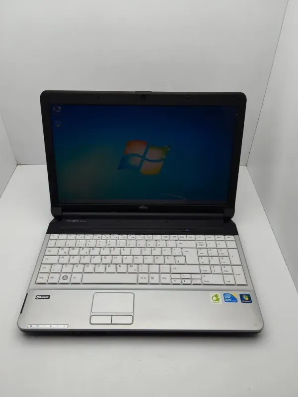 Ноутбук Fujitsu LifeBook A530 / 15.6" (1366x768) TN / Intel Core i3-380M (2 (4) ядра по 2.53 GHz) / 6 GB DDR3 / 320 GB HDD / Intel HD Graphics / WebCam б/в - зображення 2