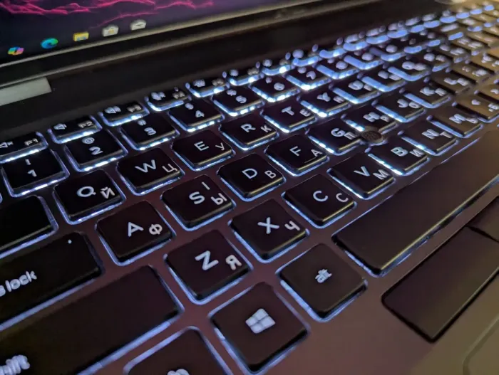 Мобільна робоча станція Dell Precision 3541 / 15,6" (1920x1080) IPS / Intel Core i7-9850H (6 (12) ядер по 2,6 - 4,6 ГГц) / 32 ГБ DDR4 / 512 ГБ SSD / nVidia Quadro P620, 4 ГБ GDDR5 128-bit / WebCam / TouchID / Windows 10 б/в - зображення 6