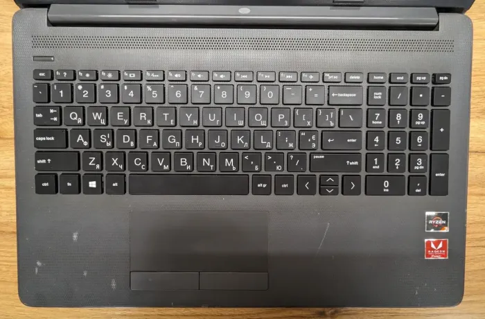 Ноутбук HP 255 G7 / 15.6" (1920x1080) IPS / AMD Ryzen 3 2200U (2 (4) ядра по 2.5 - 3.4 GHz) / 8 GB DDR4 / 256 GB SSD / AMD Radeon Vega 6 Graphics / WebCam / Windows 10 б/в - зображення 3