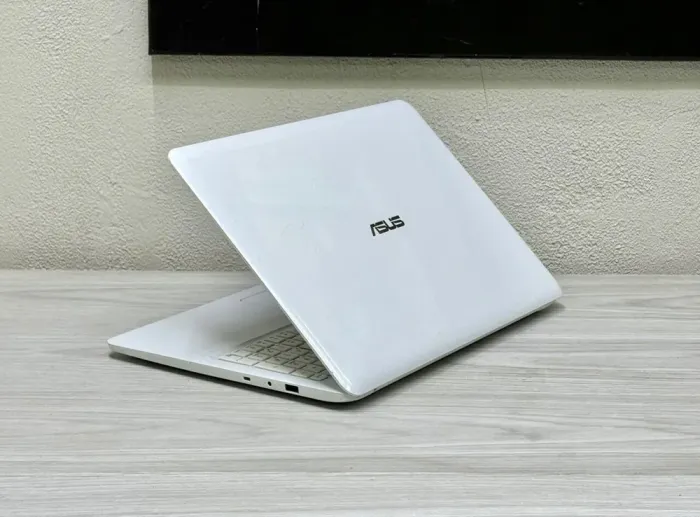 Ноутбук Б-клас Asus E502S / 15.6" (1366x768) TN / Intel Celeron N3060 (2 ядра по 1.6 - 2.48 GHz) / 4 GB DDR3 / 128 GB SSD / Intel HD Graphics 400 / WebCam / Win 10 Home б/в - зображення 6