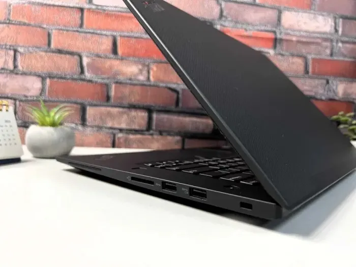 Мобільна робоча станція Lenovo ThinkPad P1 Gen 2 / 15.6" (1920x1080) IPS / Intel Core i9-9880H (8 (16) ядер по 2.3 - 4.8 GHz) / 32 GB DDR4 / 1000 GB SSD M.2 / nVidia Quadro T2000, 4 GB GDDR5, 128-bit / WebCam / Win 10 Pro б/в - зображення 5