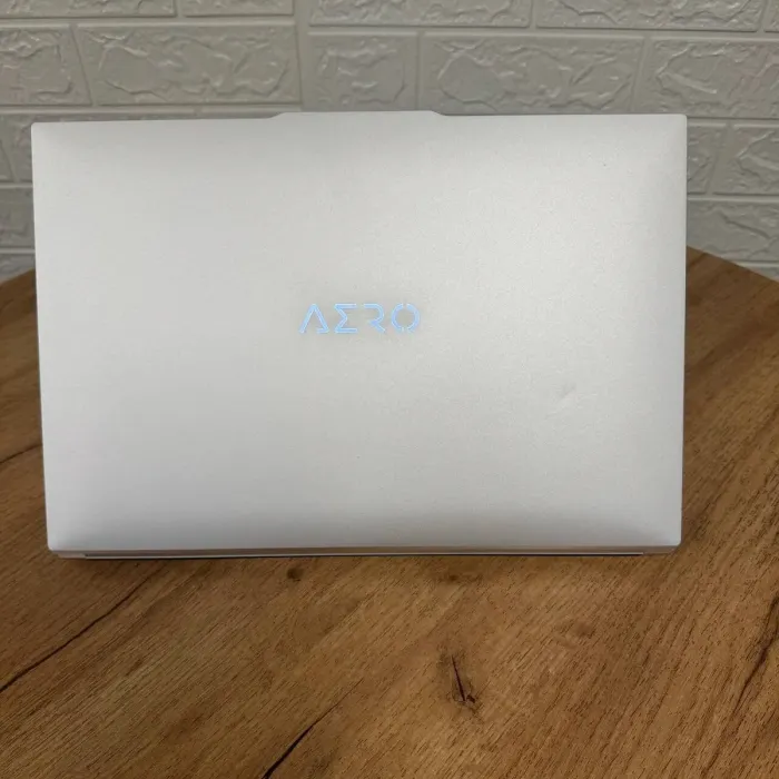 Ігровий ноутбук Б-клас Gigabyte Aero 16 XE5 / 16" (3840x2400) OLED / Intel Core i7-12700H (14 (20) ядер по 3.5 - 4.7 GHz) / 16 GB DDR5 / 1000 GB SSD / nVidia GeForce RTX 3070 Ti, 8 GB GDDR6, 256-bit / WebCam б/в - зображення 3