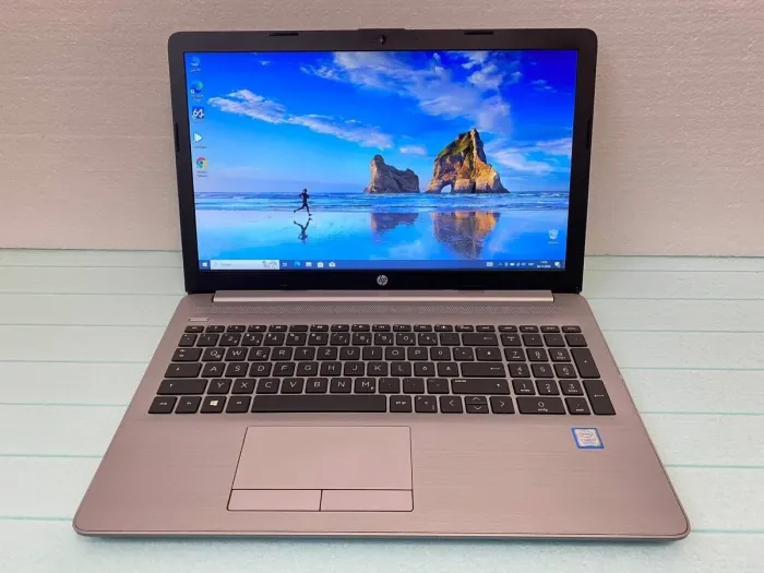Ноутбук HP 250 G7 / 15.6" (1920x1080) IPS / Intel Core i7-8565U (4 (8) ядра по 1.8 - 4.6 GHz) / 16 GB DDR4 / 256 GB SSD / Intel UHD Graphics 620 / WebCam / DVD-RW / HDMI б/в - зображення 2
