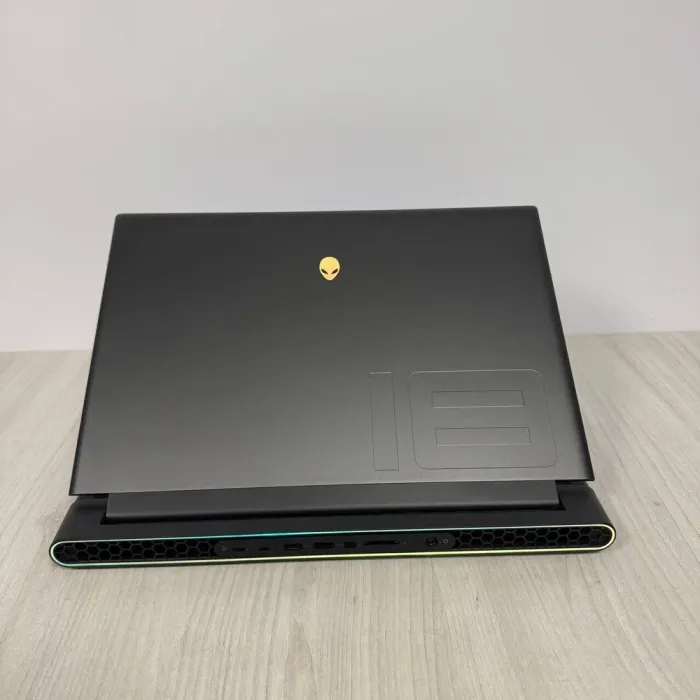 Ігровий ноутбук Dell Alienware m18 R1 / 18" (2560x1600) IPS / Intel Core i9-13900HX (24 (32) ядра по 2,2 - 5,4 ГГц) / 32 ГБ DDR5 / 1000 ГБ SSD NVMe / nVidia GeForce RTX 4080, 12 ГБ GDDR6, 192-біт / WebCam б/в - зображення 3