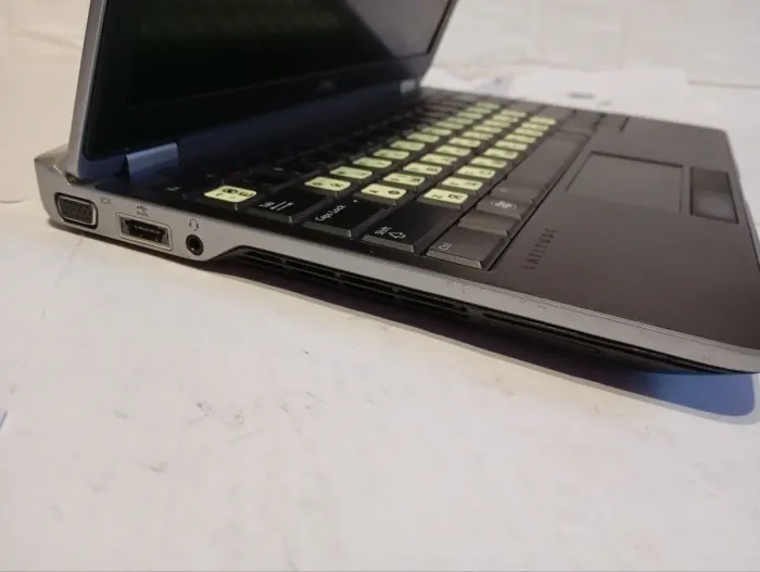 Нетбук Dell Latitude E6220 / 12.5" (1366x768) TN / Intel Core i7-2620M (2 (4) ядра по 2.7 - 3.4 GHz) / 12 GB DDR3 / 240 GB SSD / Intel HD Graphics 3000 / WebCam б/в - зображення 4