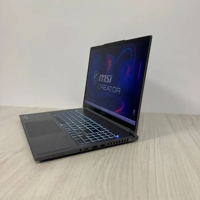 Ігровий ноутбук Б-класу MSI Creator 16 AI Studio A1VHG / 16" (3840x2400) IPS / Intel Core Ultra 9 185H (16 (22) ядер по 3,9 - 5,1 ГГц) / 32 ГБ DDR5 / 1000 ГБ SSD NVMe / nVidia GeForce RTX 4080, 12 ГБ GDDR6, 192-bit / WebCam б/в - зображення 5