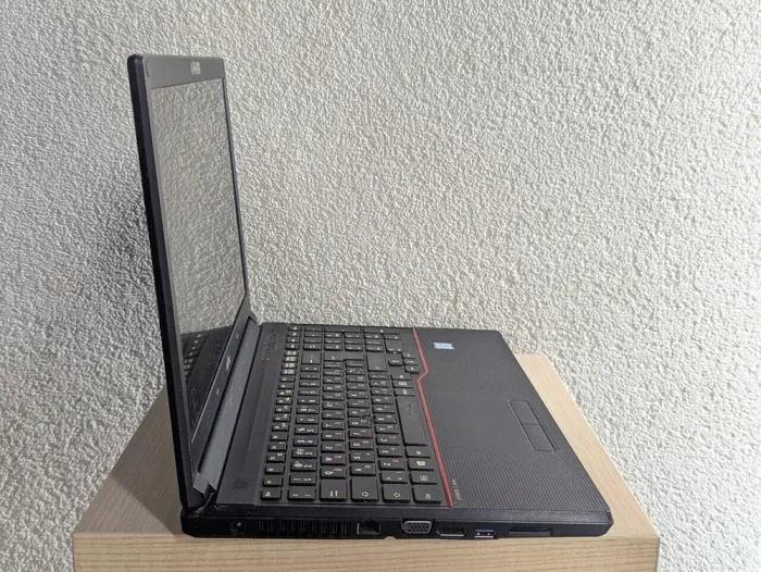 Ноутбук Б-клас Fujitsu LifeBook E556 / 15.6" (1920x1080) TN / Intel Core i7-6500U (2 (4) ядра по 2.5 - 3.1 GHz) / 16 GB DDR4 / 360 GB SSD / Intel HD Graphics 520 / WebCam б/в - зображення 6
