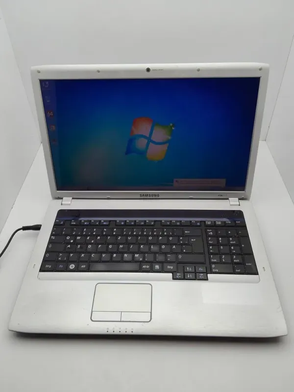 Ноутбук Samsung R730 / 17.3" (1600x900) TN / Intel Core i5-520M (2 (4) ядра по 2.4 - 2.93 GHz) / 6 GB DDR3 / 320 GB HDD / Intel HD Graphics / WebCam б/в - зображення 7