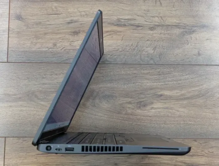 Ультрабук Dell Precision 3540 / 15.6" (1366x768) TN / Intel Core i5-8365U (4 (8) ядра по 1.6 - 4.1 GHz) / 8 GB DDR4 / 256 GB SSD / Intel UHD Graphics / WebCam б/в - зображення 4