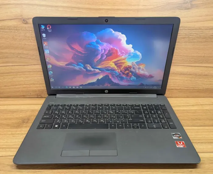 Ноутбук Б-клас HP 255 G7 / 15.6" (1920x1080) IPS / AMD Ryzen 3 2200U (2 (4) ядра по 2.5 - 3.4 GHz) / 8 GB DDR4 / 240 GB SSD / AMD Radeon Vega 6 Graphics / WebCam / Windows 10 б/в - зображення 2