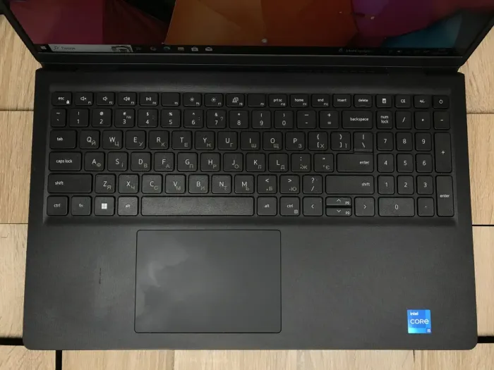 Ультрабук Б-клас Dell Vostro 3510 / 15.6" (1920x1080) IPS / Intel Core i5-1135G7 (4 (8) ядра по 4.2 GHz) / 8 GB DDR4 / 256 GB SSD / Intel Iris Xe Graphics / WebCam / Windows 10 б/в - зображення 4