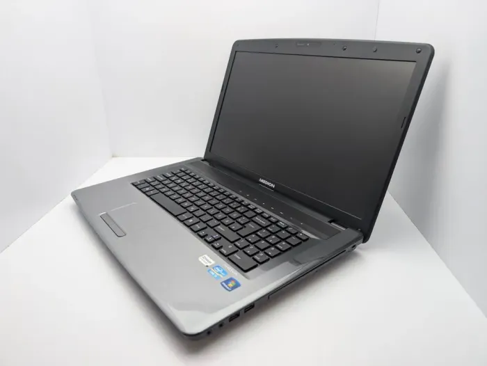 Ноутбук Medion Akoya E7222 / 17.3" (1600x900) TN / Intel Core i3-2350M (2 (4) ядра по 2.3 GHz) / 6 GB DDR3 / 240 GB SSD / Intel HD Graphics 3000 / WebCam / АКБ не тримає б/в - зображення 4
